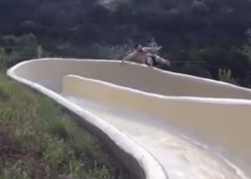 Un hombre cae por un precipicio tras salirse de un tobogán acuático.