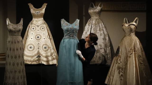 Vestidos de la reina Isabel II en Buckingham Palace.