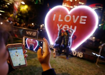 Dos enamorados se hacen una foto. 