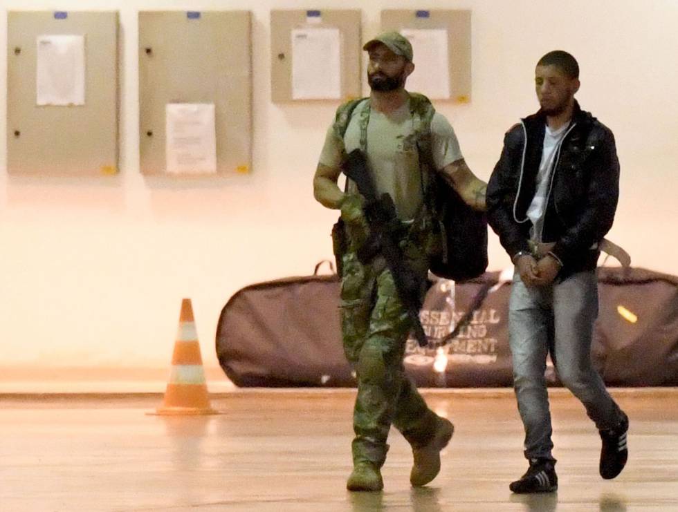 La policía brasileña arresta a un supuesto terrorista en el aeropuerto de Brasilia.rn La policía brasileña arresta a un supuesto terrorista en el aeropuerto de Brasilia.rn