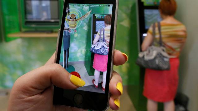 Una mujer juega a Pok&eacute;mon Go.
