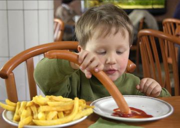 Lo que opinan los pediatras sobre el peligro de asfixia por comer salchichas