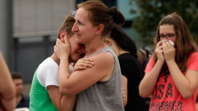 Varias personas lloran en recuerdo a las víctimas de Múnich.