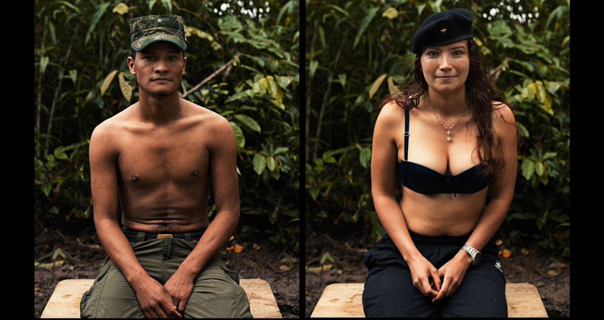 Guzm&aacute;n y Mar&iacute;a Elena, dos guerrilleros del Bloque Sur de las FARC, posan sin su atuendo militar: la camisa verde oliva y el chaleco.