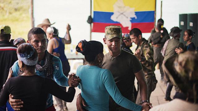Guerrilleros del Bloque Sur bailan durante una fiesta para celebrar el cese al fuego definitivo.