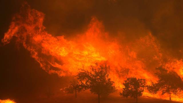 Incendio forestal en Santa Clarita, California.