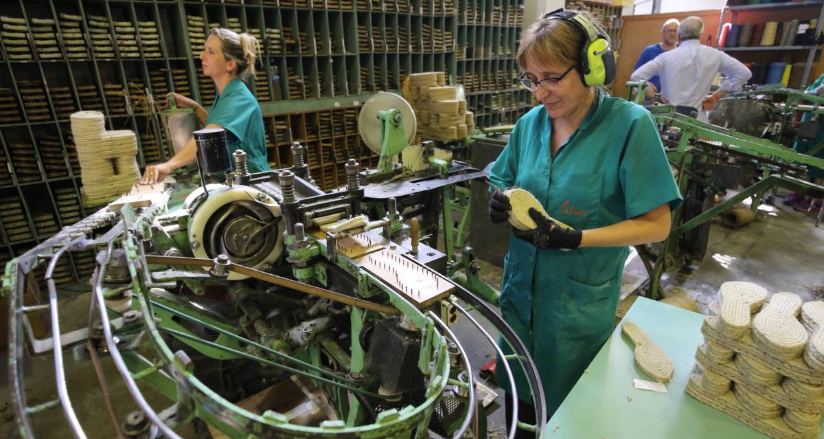 Así se fabrican las alpargatas Castañer
