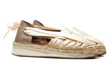 Las alpargatas SOC, de la marca Naguisa, y, a la derecha, un modelo de la firma Casta&ntilde;er.