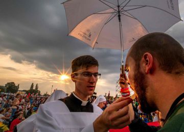 Un peregrino recibe la sagrada comuni&oacute;n en la Jornada Mundial de la Juventud, en Cracovia, Polonia.  