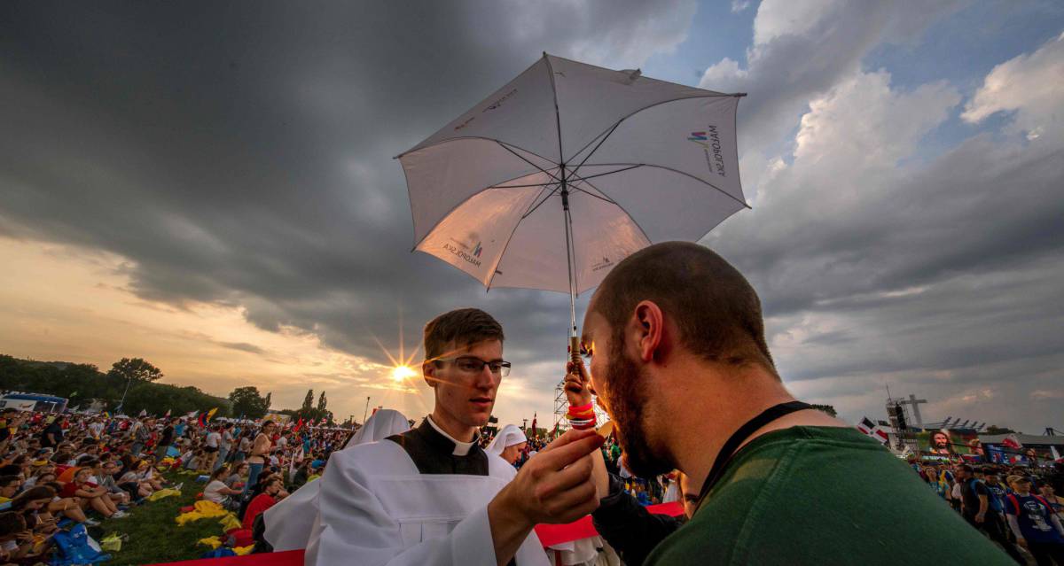 Un peregrino recibe la sagrada comunión en la Jornada Mundial de la Juventud, en Cracovia, Polonia.