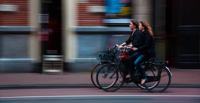Pasear en bici es un buen ejercicio.