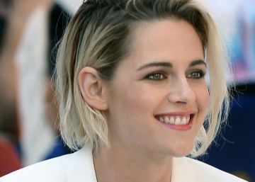 Kristen Stewart llegando a un programa de television Nueva York.