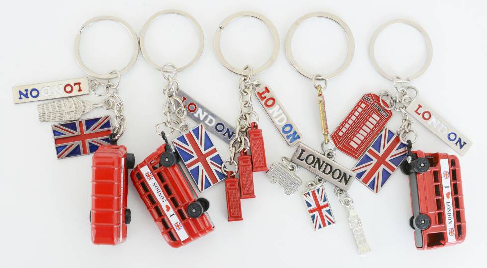 Llaveros con las tres cosas más inglesas que se pueden encontrar: un autobús rojo de dos pisos, una cabina de teléfono y la bandera del Reino Unido. Llaveros con las tres cosas más inglesas que se pueden encontrar: un autobús rojo de dos pisos, una cabina de teléfono y la bandera del Reino Unido.