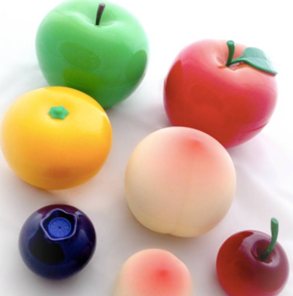 Cremas y bálsamos labiales en envases con forma de frutas. Cremas y bálsamos labiales en envases con forma de frutas.