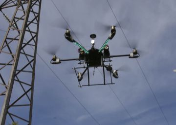 Un dron revisa una l&iacute;nea de alta tensi&oacute;n