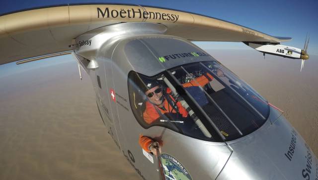 El piloto suizo Bertrand Piccard mientras se hace un selfi en el Solar Impulse 2 durante la &uacute;ltima etapa de su trayecto alrededor del mundo.