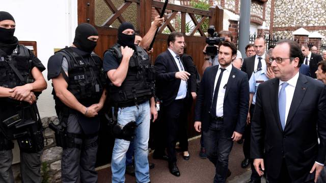 El presidente fracés, François Hollande al lado de miembros de la RAID (Policía nacional francesa de intervenciones), a su llegada a Saint-Etienne-du-Rouvray.