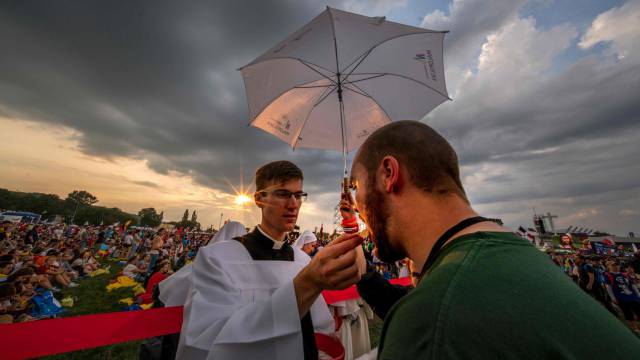 Un peregrino recibe la sagrada comunión en la Jornada Mundial de la Juventud, en Cracovia, Polonia.