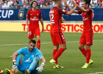 El portero del Real Madrid, Kiko Castilla en el suelo tras encajar un gol del PSG. 