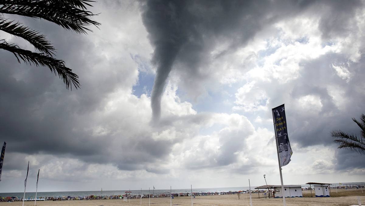 Tornado en la playa de Gand&iacute;a.