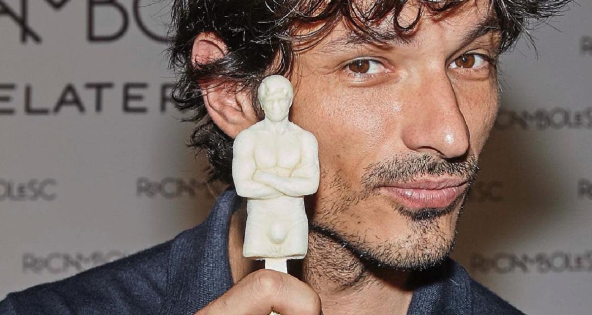El modelo Andrés Velencoso, con el helado creado por Jordi Roca.