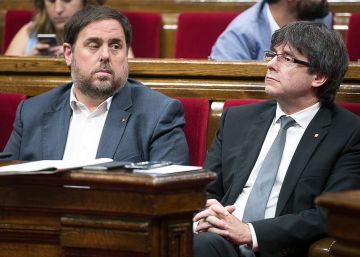 Junqueras (i) y Puigdemont, en el Parlament. 