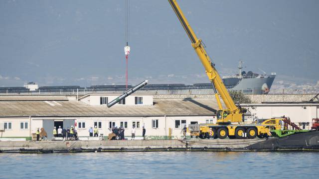 Retirada de un misil del submarino británico