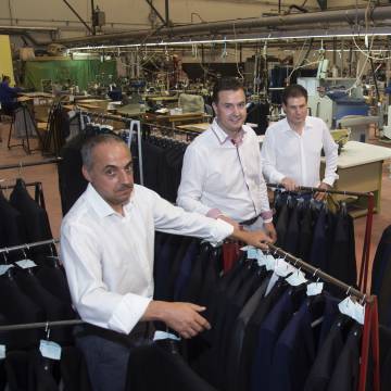 Cuatro de los cinco socios de Antonaga, en el sal&oacute;n de cosido de la sastrer&iacute;a