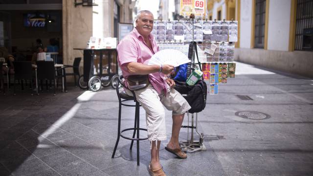 Juan José Vela vende cupones en Sevilla.