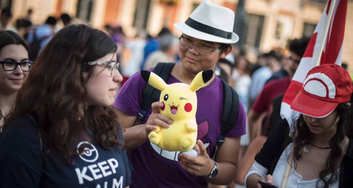 Participantes en la quedada de 'Pokemon Go' en Sol.