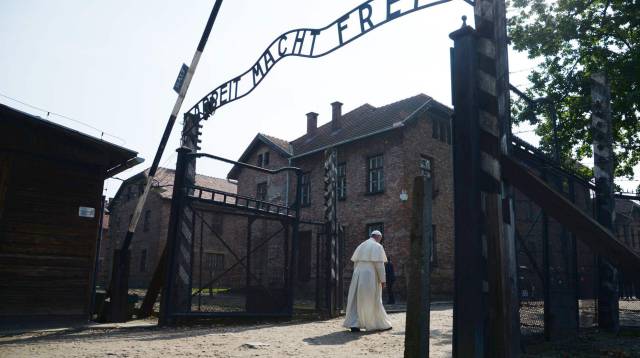 El papa Francisco a su llegada a Auschwitz.
