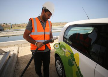 Un hombre reposta un veh&iacute;culo alimentado por biog&aacute;s.