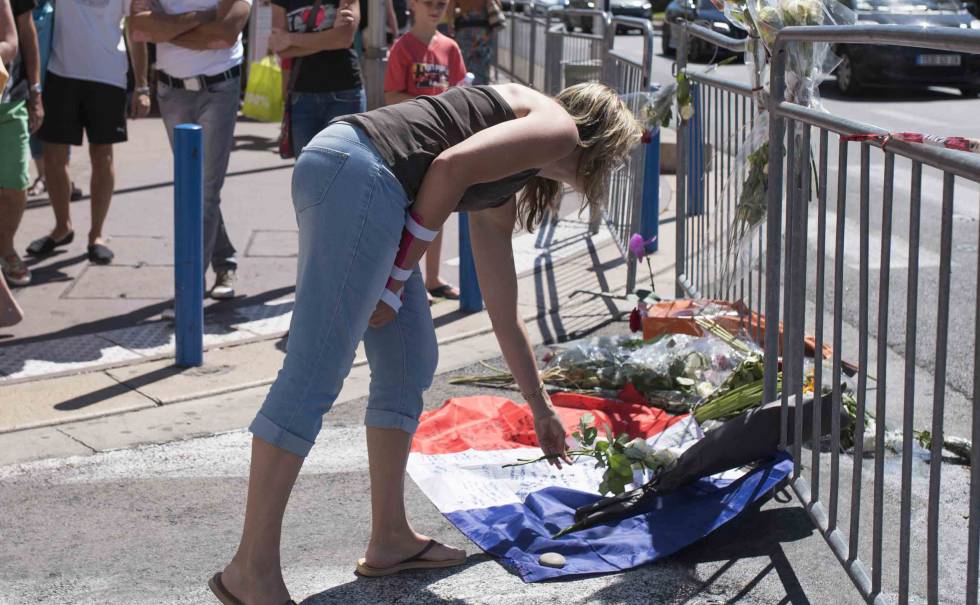 Flores contra el atentado en el Paseo de los Ingleses de Niza Flores contra el atentado en el Paseo de los Ingleses de Niza