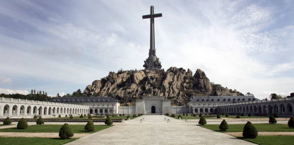Vista panorámica de la basílica de la Santa Cruz del Valle de los Caídos. Vista panorámica de la basílica de la Santa Cruz del Valle de los Caídos.