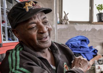 Roberto Camacho, el entrenador, en su casa de Cazuc&aacute;. Aqu&iacute; vive como desplazado desde hace 20 a&ntilde;os.