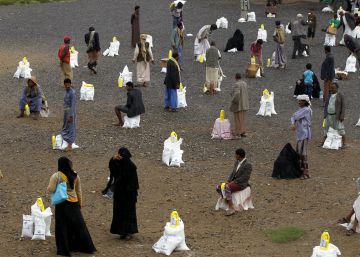 Ciudadanos yemen&iacute;es recogen bolsas con alimentos donados por un organismo local en Sana&iacute;a (Yemen). 