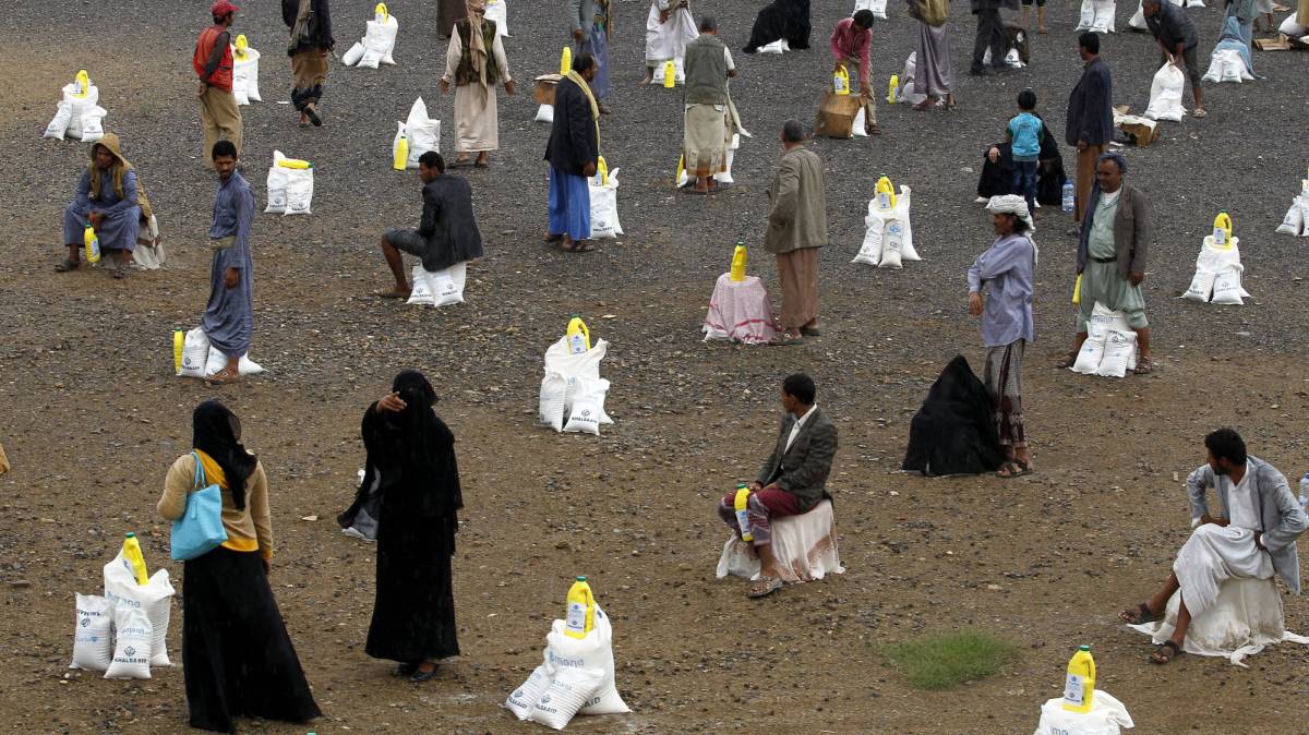 Yemeníes recogen alimentos donados.