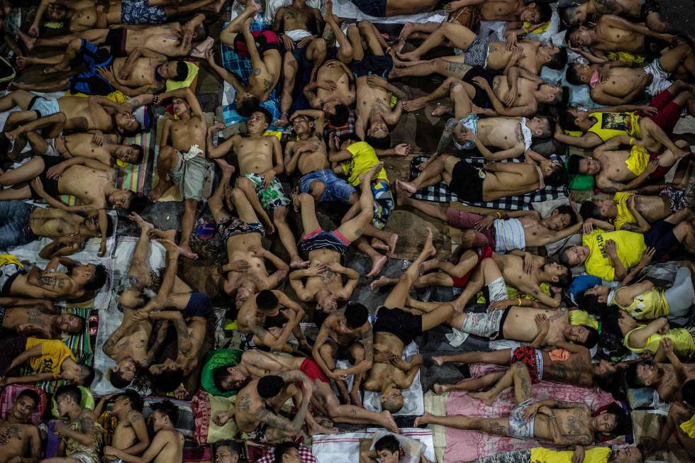 Reclusos durmiendo hacinados en una cancha de baloncesto de la prisión de Quezon City, Manila. Reclusos durmiendo hacinados en una cancha de baloncesto de la prisión de Quezon City, Manila.