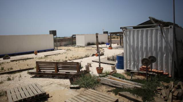 La otra cara del turismo, edificaciones ilegales en la costa de Vejer, playa de el Palmar.