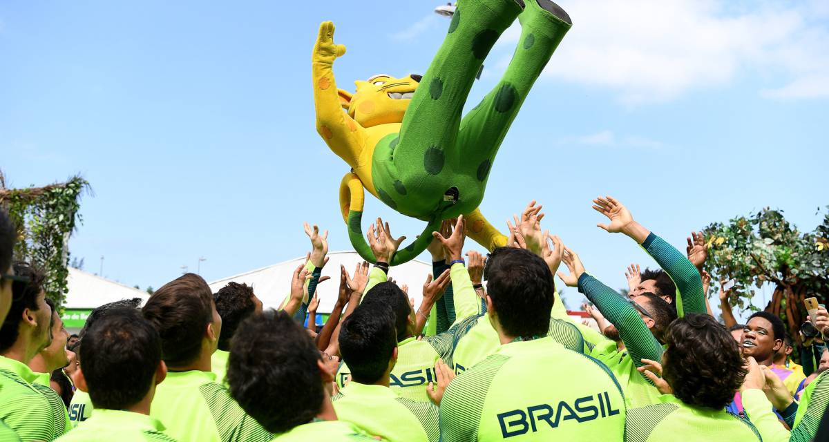 El equipo brasileño olímpico lanza la mascota del evento al aire, en Río de Janeiro (Brasil).