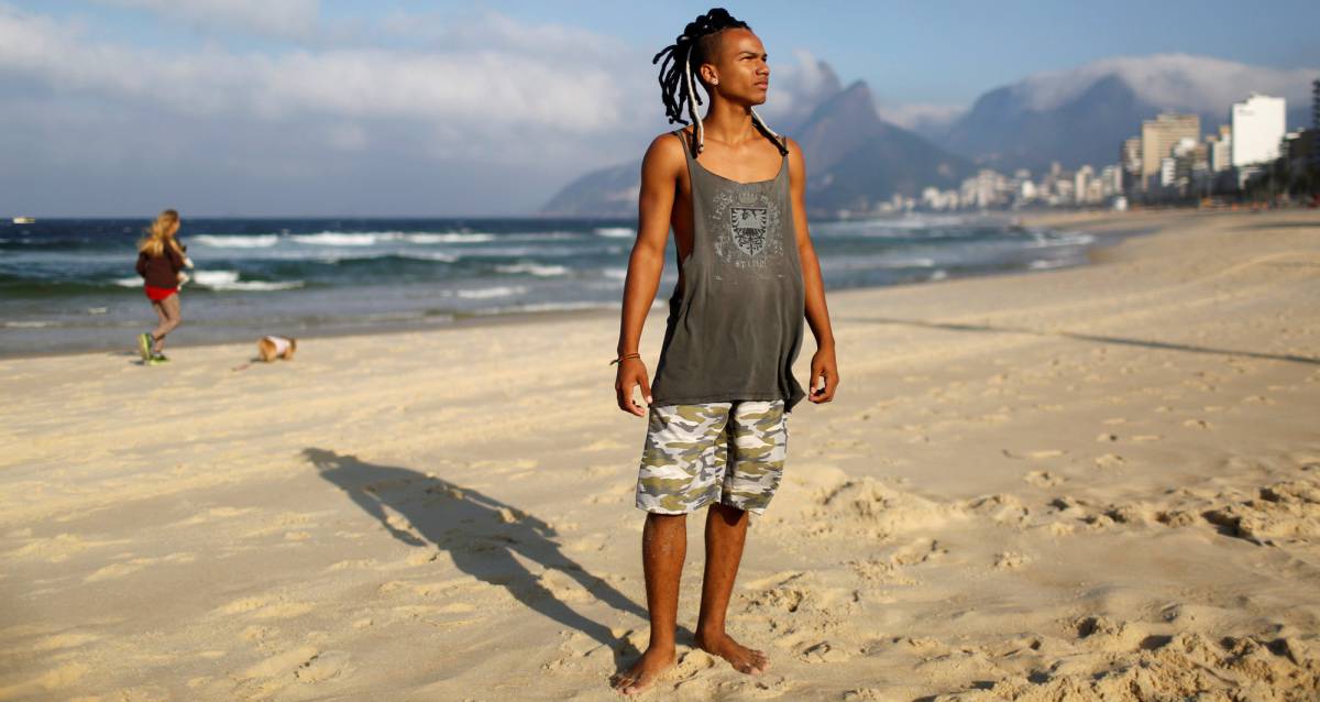 El estudiante y acróbata Guilherme Barbosa, posa para un retrato en la playa de Ipanema, en Río de Janeiro (Brasil).