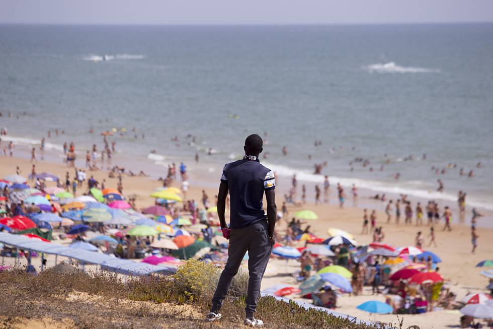 Nadya, un inmigrante senegalés, en la playa de Matalascañas de Huelva. Nadya, un inmigrante senegalés, en la playa de Matalascañas de Huelva.