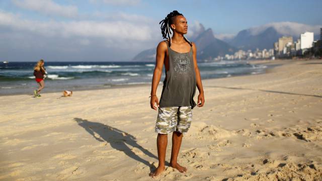 El estudiante y acróbata Guilherme Barbosa, posa para un retrato en la playa de Ipanema, en Río de Janeiro (Brasil).