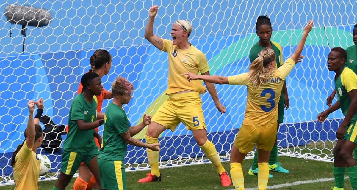 La jugadora sueca Nilla Fischer (centro) celebra su gol contra el equipo sudafricano, en los Juegos Olímpicos de Río de Janeiro.