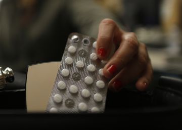 Una mujer coge pastillas de lorazepam de su bolso.