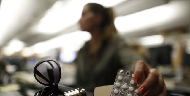 Una mujer coge pastillas de lorazepam de su bolso.