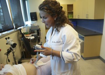 Una m&eacute;dico examina a una mujer embarazada en un centro m&eacute;dico de Florida