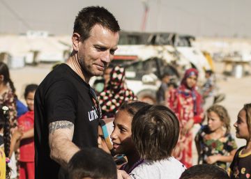 El actor Ewan McGregor visita a los ni&ntilde;os del campo de refugiados de Debaga (Irak). 