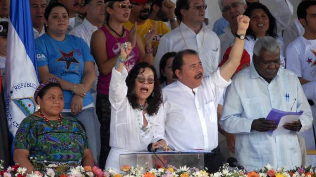 Este martes, Daniel Ortega se ha inscrito como candidato a una nueva reelección junto con su esposa Rosario Murillo como vicepresidenta. En la imagen, en Managua en 2009.