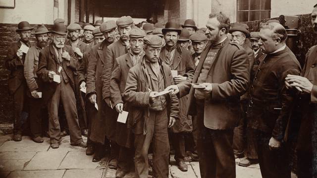 Patio de barracones del Salvation Army durante un domingo por la mañana. Los hombres que entregaron sus tickets por la noche tienen derecho a un desayuno gratis. Londres 1902.